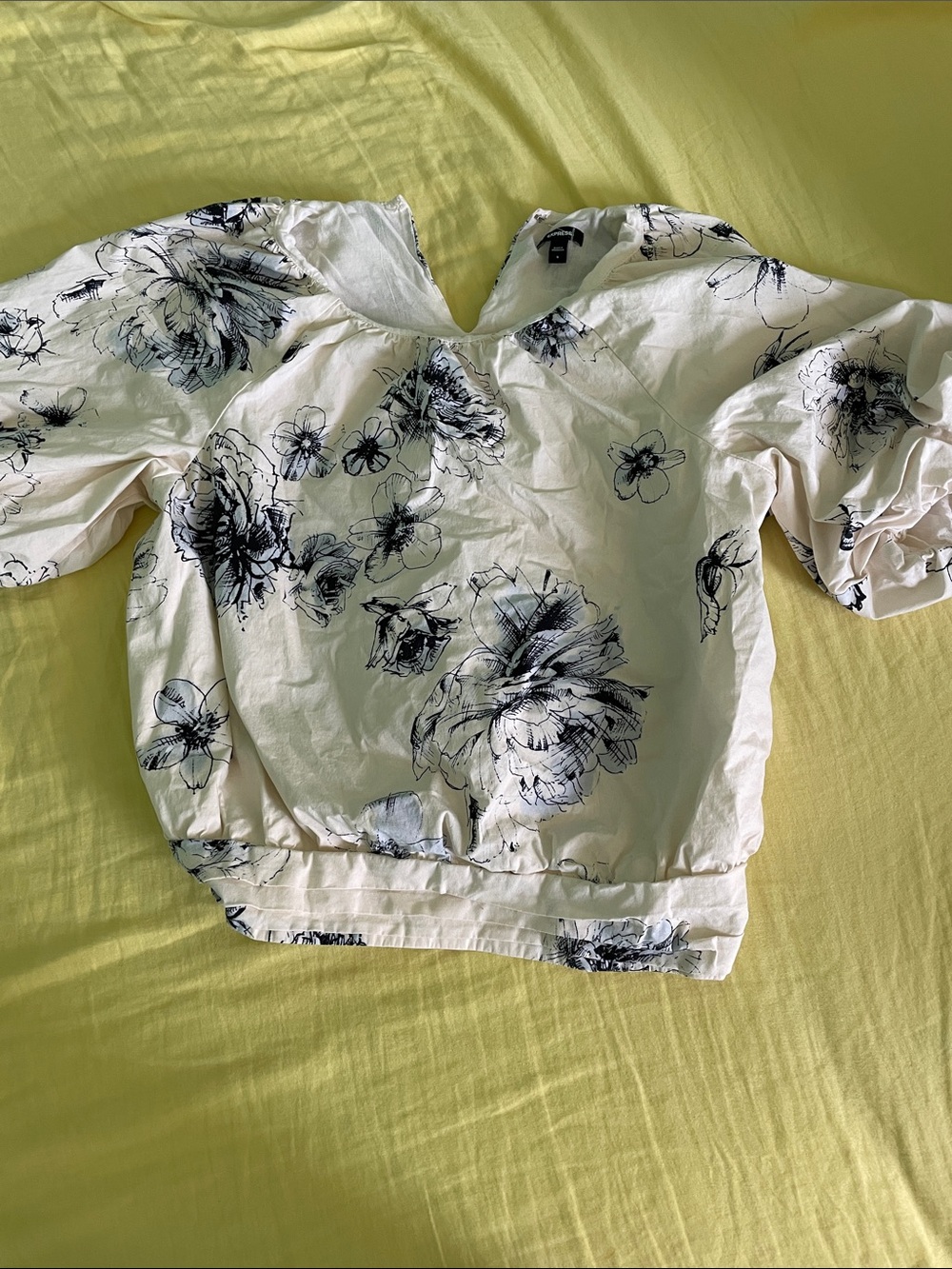 Express Girls Floral Puff-Sleeve Top in White and Black